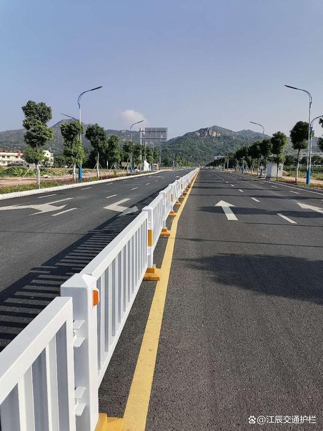 城市道路市政交通護(hù)欄的功能與科學(xué)設(shè)置